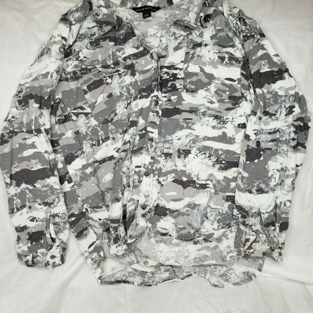 Rock and Republic Long Sleeve Top Camo Button Up L